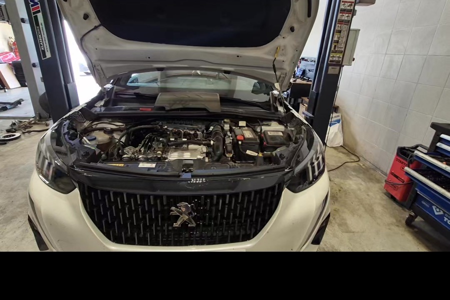 Peugeot 2008 PureTech u radionici na kontroli uljne pumpe